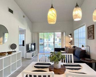 270D - Boca Retreat w/ Pool, Parking, Near Evert Tennis & Shops - Boca Raton - Living room