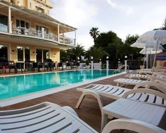 Hotel Mocambo piscina e spiaggia - San Benedetto del Tronto - Piscina