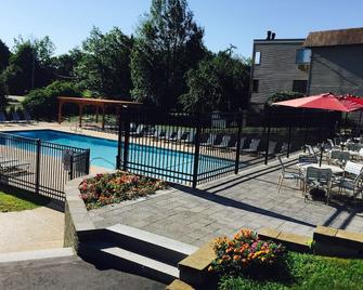 Family condo in the center for all season fun. - Laconia - Pool
