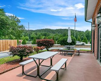 Budgetel Inn and Suites Plus Helen - Helen - Patio