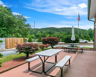 Econo Lodge Helen - Helen - Patio