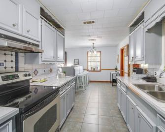 Silver Creek Getaway with Fireplace - 12 Mi to Lake - Prentiss - Cocina