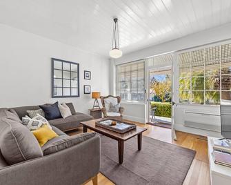 Milk + Honey House is a contemporary, comfortable 1850's cottage, near Angaston - Angaston - Living room