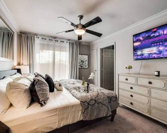 Casual comfort 2-story loft with fireplace - Dallas - Bedroom