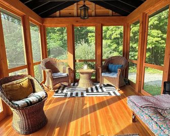 Charming 1-bedroom cabin w/ pond on 5 private acres near Tanglewood & Berkshires - Canaan - Living room