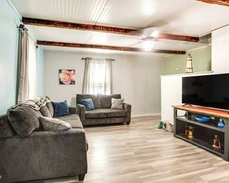 Pet-Friendly Michigan Getaway w/ Porch & Kayaks! - Ontonagon - Sala de estar