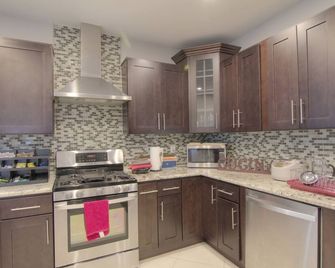Newly Remodeled 2 Bdrm 1bath Bungalow With All The Amenities In Long Beach - Long Beach - Kitchen
