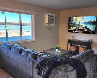 Escape to Spicer and enjoy stunning lake views from this comfortable 2-bedroom! - Spicer - Sala de estar