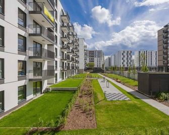 Herbu Oksza Elegant Apartment with Parking by Noclegi Renters - Warsaw - Building