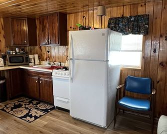 Very clean and affordable - Eagle Lake - Kitchen