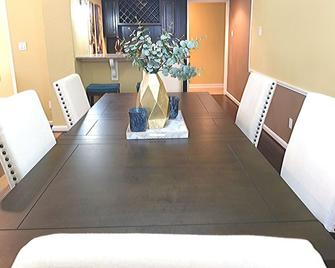 Downtown 25 Minutes, 8 Beds, 4 Bedrooms - Turtle Creek - 密蘇裏城 - 餐廳