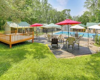 6 Mi to Bethel Woods: Cabin w/ Pool Access - Mongaup Valley - Patio