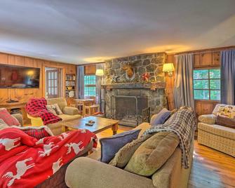 Charming Wilmington Cabin, 8 Mi to Mt Snow! - Wilmington - Living room