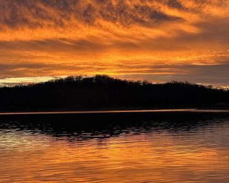 Cozy Woodland RV Retreat in Clifton Texas on Beautiful Lake Whitney! - Clifton - Vista del exterior