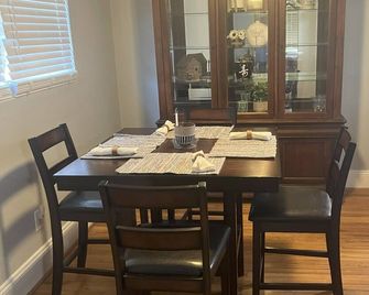 Charming 2-bedroom house in Greenwood within a block of Hospital and Hospice - Greenwood - Dining room