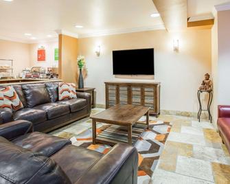 Comfort Inn & Suites of Salinas - Salinas - Living room