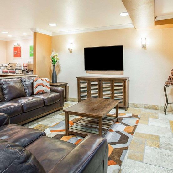 Living room view of Comfort Inn & Suites of Salinas
