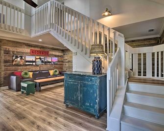 Waterfront, 7 acres; Stunning Home on Coastal Tidal Marsh w/Private Dock - Townsend - Recepción