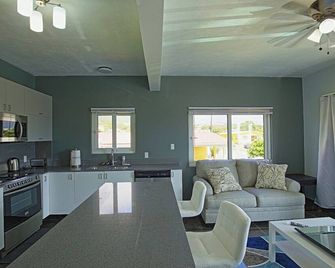 Lynette's Modern Retreat - Charlestown - Kitchen