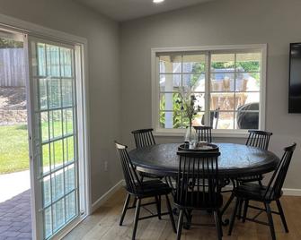 Charming 3-bedroom house in enchanting Poway with WiFi, AC, Hot tub - Poway - Essbereich