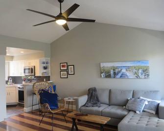 Large Studio Retreat by the Beach - Dana Point - Living room