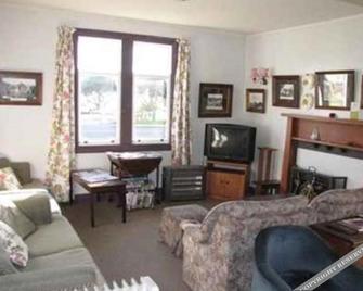Barnacles Seaside Inn - Paraparaumu - Living room