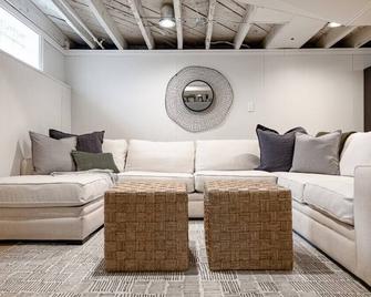 Charming Getaway in Plymouth with a Hot Tub! - Plymouth - Living room