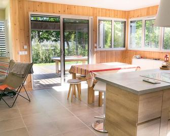 Beautiful recent and comfortable wooden house, 200m from the lake, along the cycle path - Hourtin - Restaurante