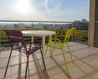 Les Raisins du Bonheur - Puisseguin - Balkon