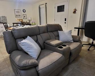 Coffee & tea bar, wine bar. New appliances. Extended stays allowed. KING BED. - Florence - Living room
