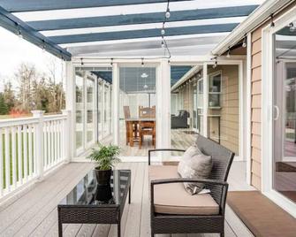 Shiny Rambler House with Spacious Solarium. - Everett - Patio