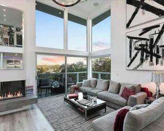 Living the Dream By the Beach-minutes away - Santa Monica - Living room