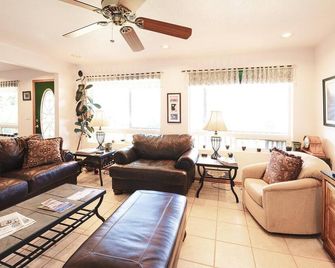 Suite 2 Lynn View Lodge - Haines - Living room