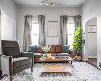 Mid-Century Modern Retreat in Little Ita - Cleveland - Living room