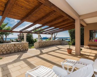 Apartments Hidden Beach Gem - Pag - Innenhof