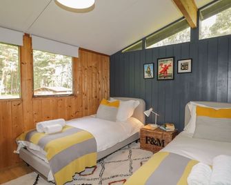 Blue Pine Lodge, Family Friendly, With Open Fire In Dornoch - Dornoch - Bedroom