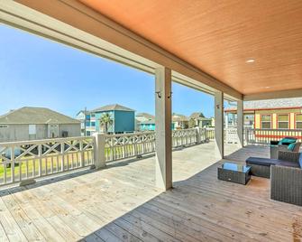 Walk to Shore Coastal Escape in Crystal Beach! - Crystal Beach - Balcony