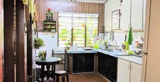 Annie Rustic Homestay Ipoh Is At The Heart Of Food Discovery Convenience - Ipoh - Kitchen