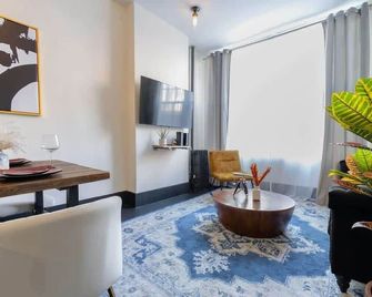 E10-1 Designer East Village Townhouse 1br - New York - Living room