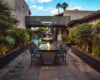 فندق كاليفورنيا - بالم سبرينغس - شرفة مرصوفة