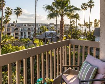 3 Bedroom! - Complex is on the beach with huge pool - Oceanside - Balcony