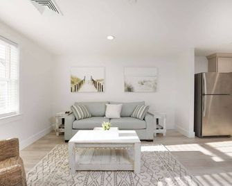 Luxury One Bedroom Condo (650S.F.) - Plymouth - Salon