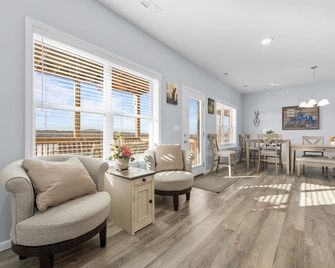 Private Hot Tub,Gorgeous Walk-In Branson Condo Near Silver Dollar City - Reeds Spring - Living room