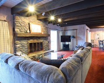 Madonna Unit (14 people) @ Smugglers Fam-style Chalets - 5 Min walk to the Resor - Smugglers Notch - Lounge