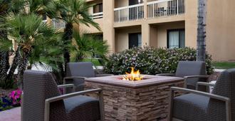 Courtyard by Marriott Palm Springs - Palm Springs - Innenhof