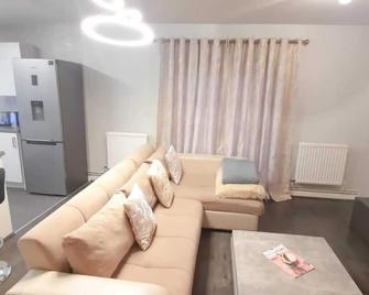 Entired Apartment Near Manchester City Centre, M15 - Manchester - Vardagsrum