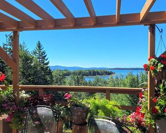 A charming, pet friendly, 2-bedroom home with all amenities. 4 day minimum - Gouldsboro