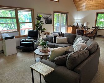 Charming 2-bedroom cabin with AC and WiFi on Balsam Lake - Balsam Lake - Living room