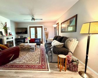 Beautiful 2 Bedroom Duplex - Fond du Lac - Huiskamer