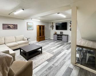 Guest house and spacious shop located between Discovery Park and Reelfoot Lake - Union City